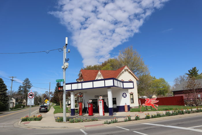 Highland - Vintage Gas Station Downtown (newer photo)